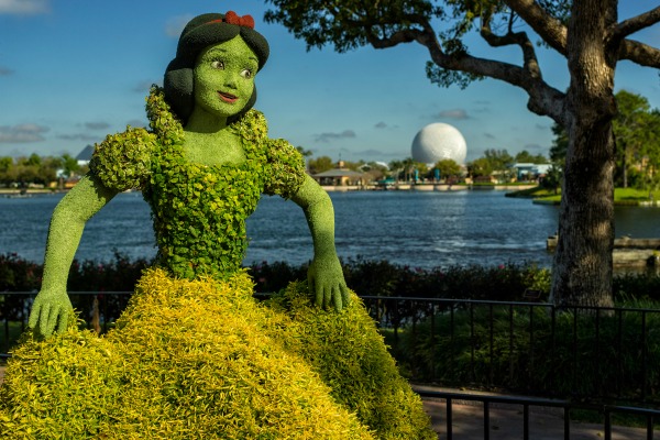 disney-epcot-flower-garde-snow-white-topiary-image-mclaren-family